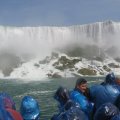 Pogled na Nijagarine vodopade sa broda Maid of the Mist